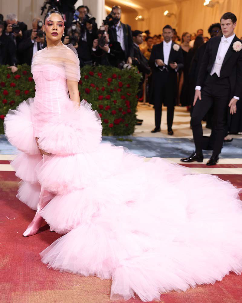 特莎·汤普森在2022年Met Gala上穿了一件粉红色的Carolina Herrera礼服。