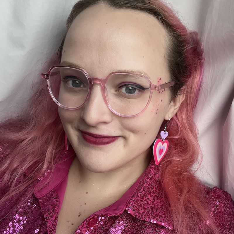 克拉克Byrdie作家凯西戴Haus实验室Le怪物唇蜡笔在粉红色的匹配的头发和衣服