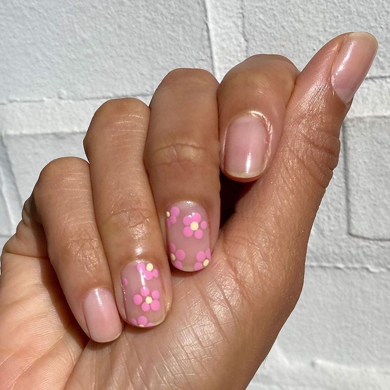 纯粹的粉红色指甲与点缀花卉口音的指甲