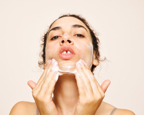 女人用肥皂洗面奶洗脸