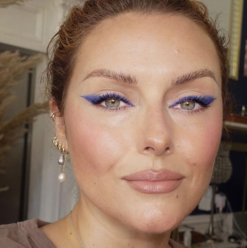 化妆师凯蒂·简·休斯画了烟熏蓝色眼线