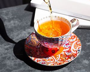 茶在一个色彩缤纷的茶杯和茶托