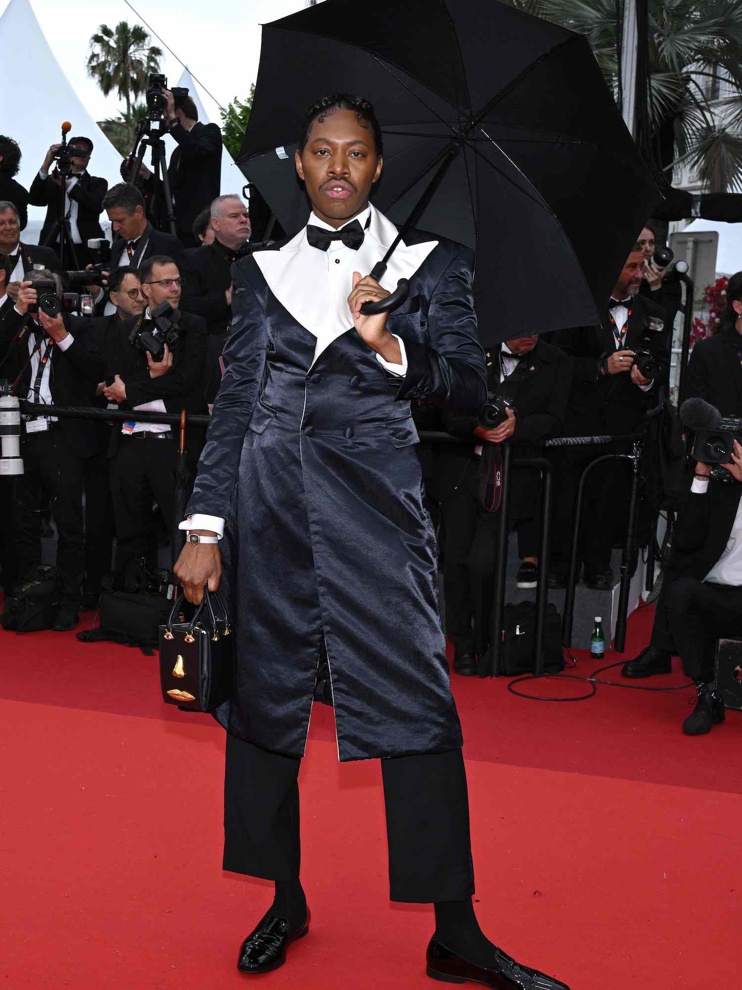 杰里米·o·哈里斯穿着Willy Chavarria西装和夏袋在2023年的戛纳电影节