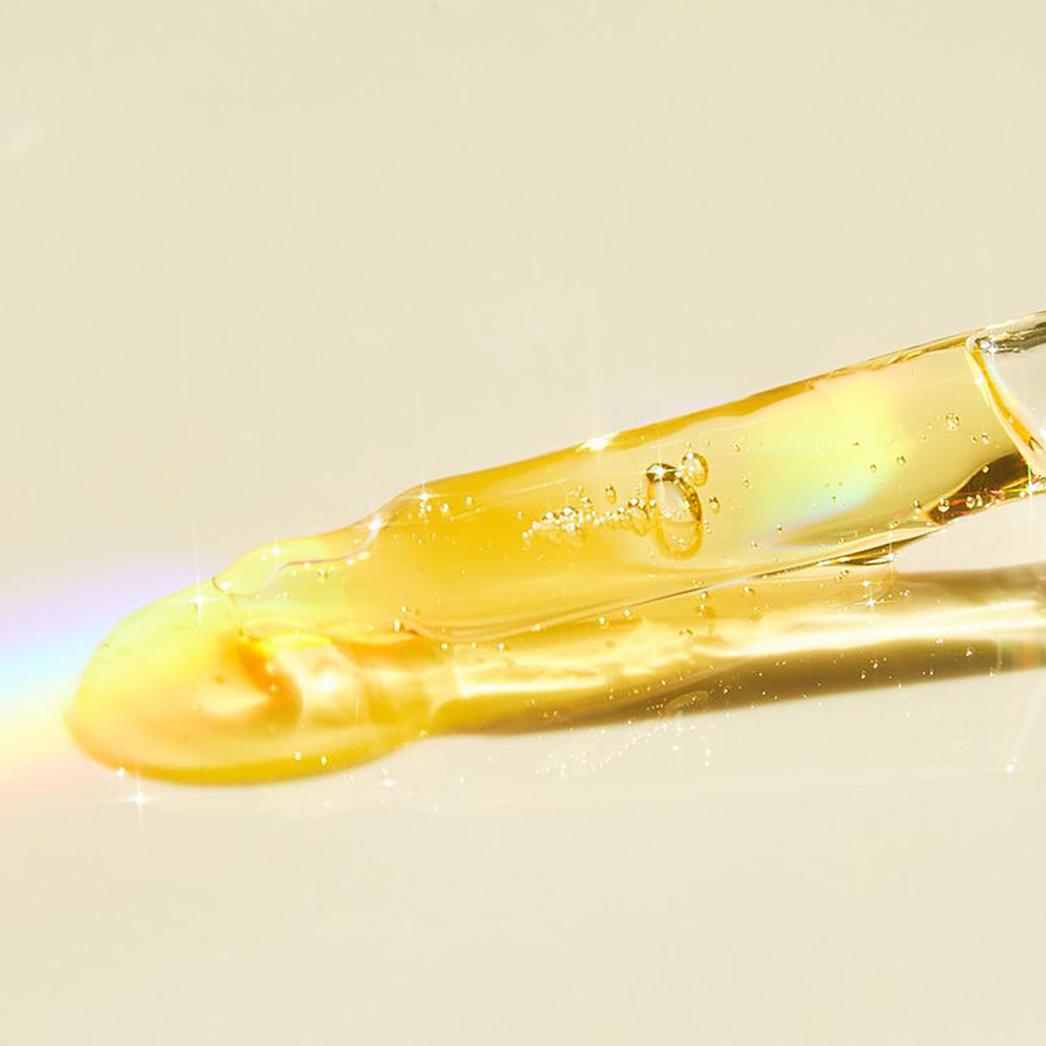 金色的液体在滴管里，黄色的背景