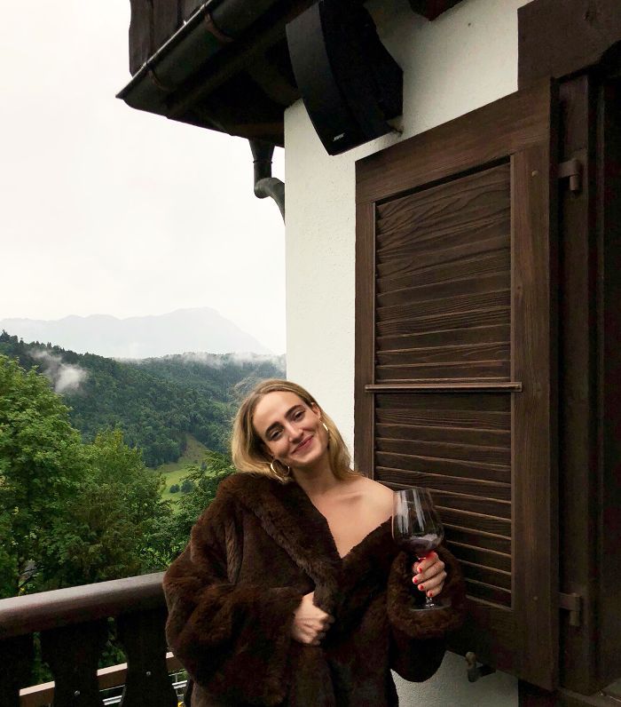 哈莉会在瑞士享受红酒
