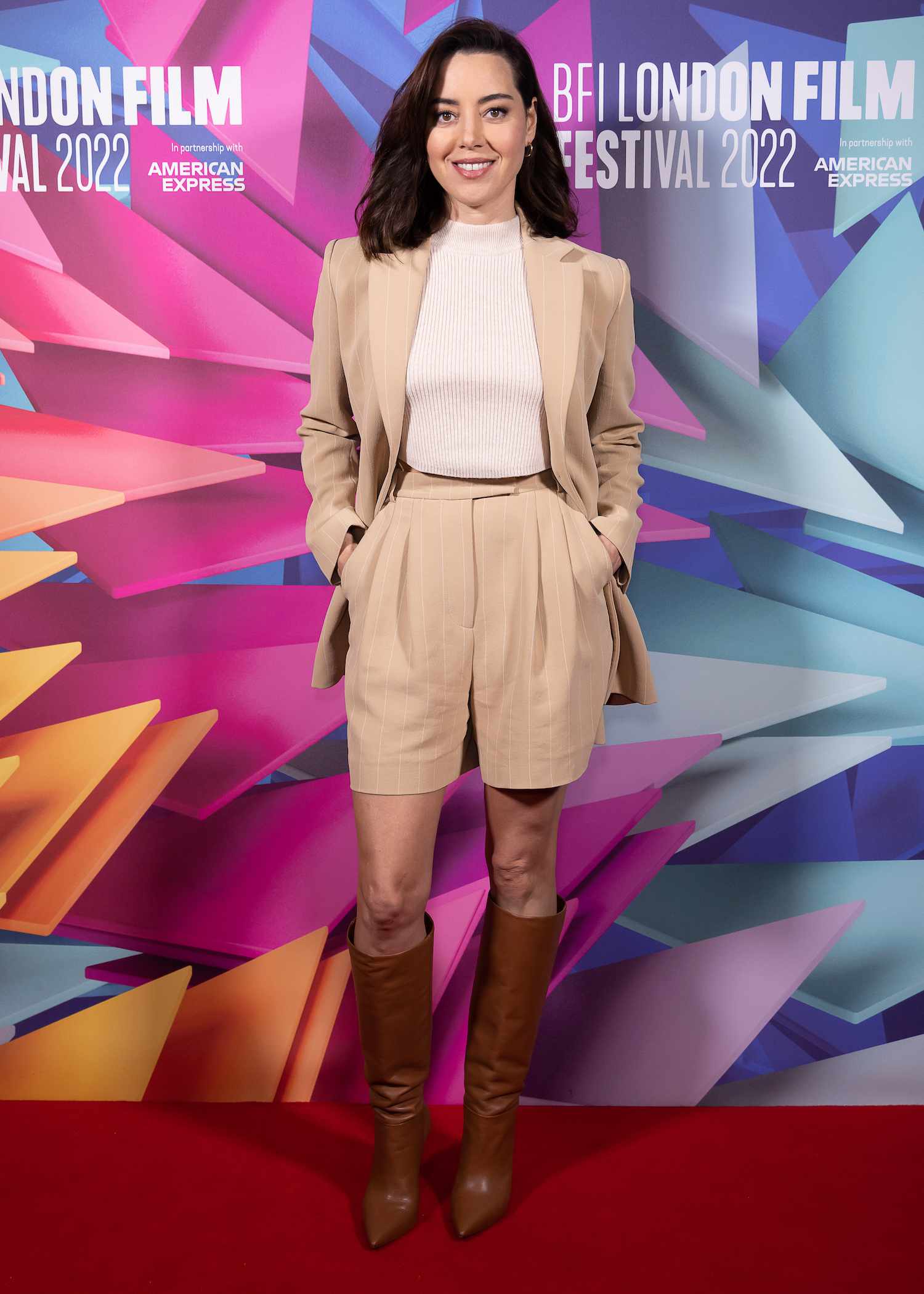 Aubrey Plaza穿着Emilia Wickstead短西装，白衬衫和皮靴参加BFI伦敦电影节2022