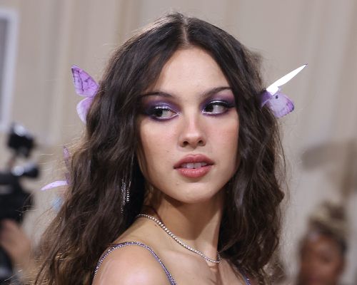 奥利维亚·罗德里戈以紫色蝴蝶为灵感的妆容出席2022年Met Gala