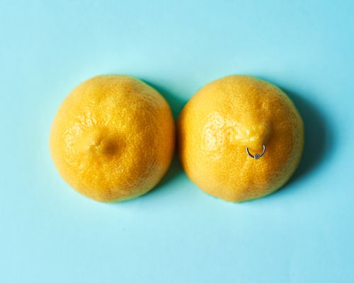 柠檬穿像乳头在蓝色的背景上
