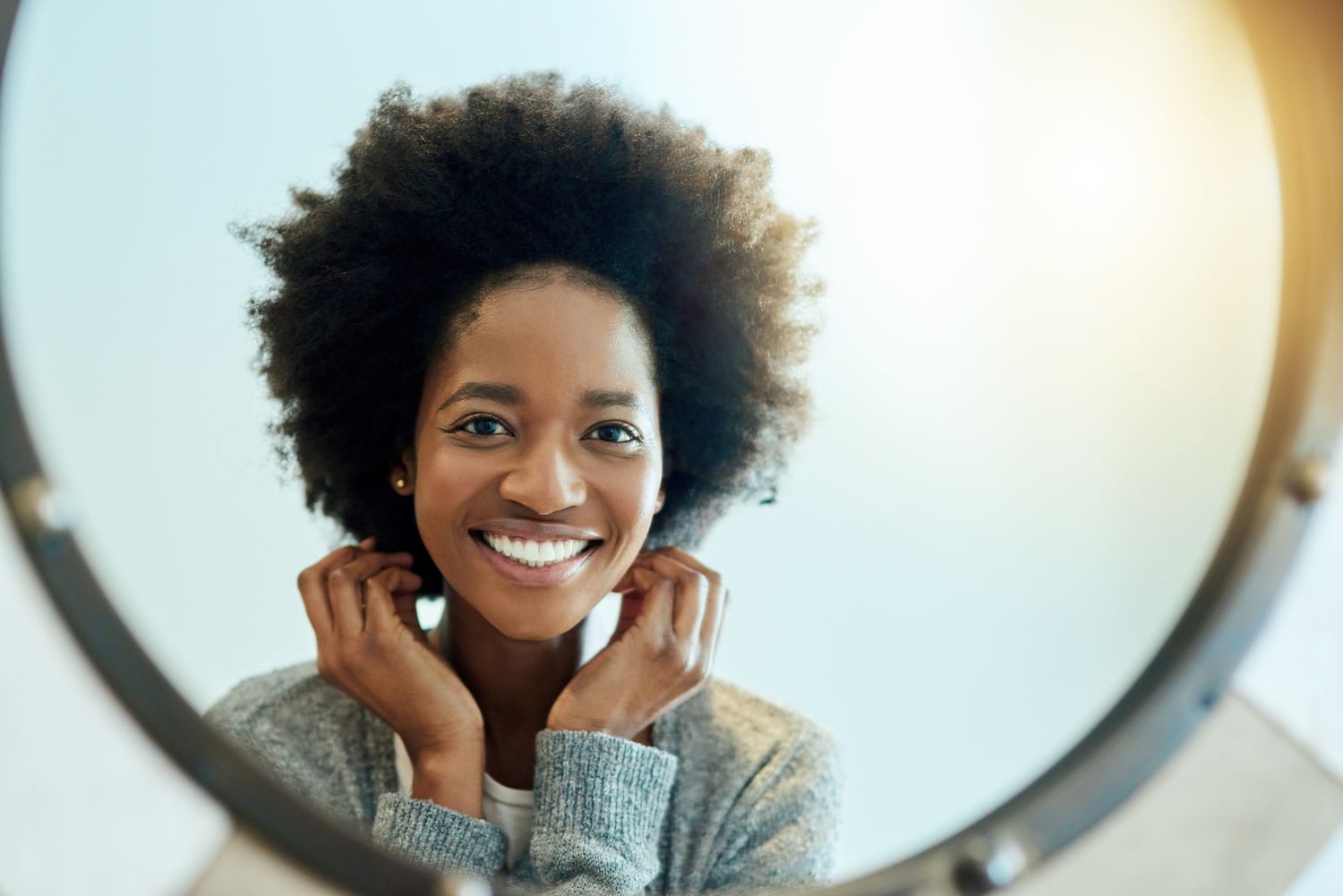 黑人女性与自然的头发照镜子