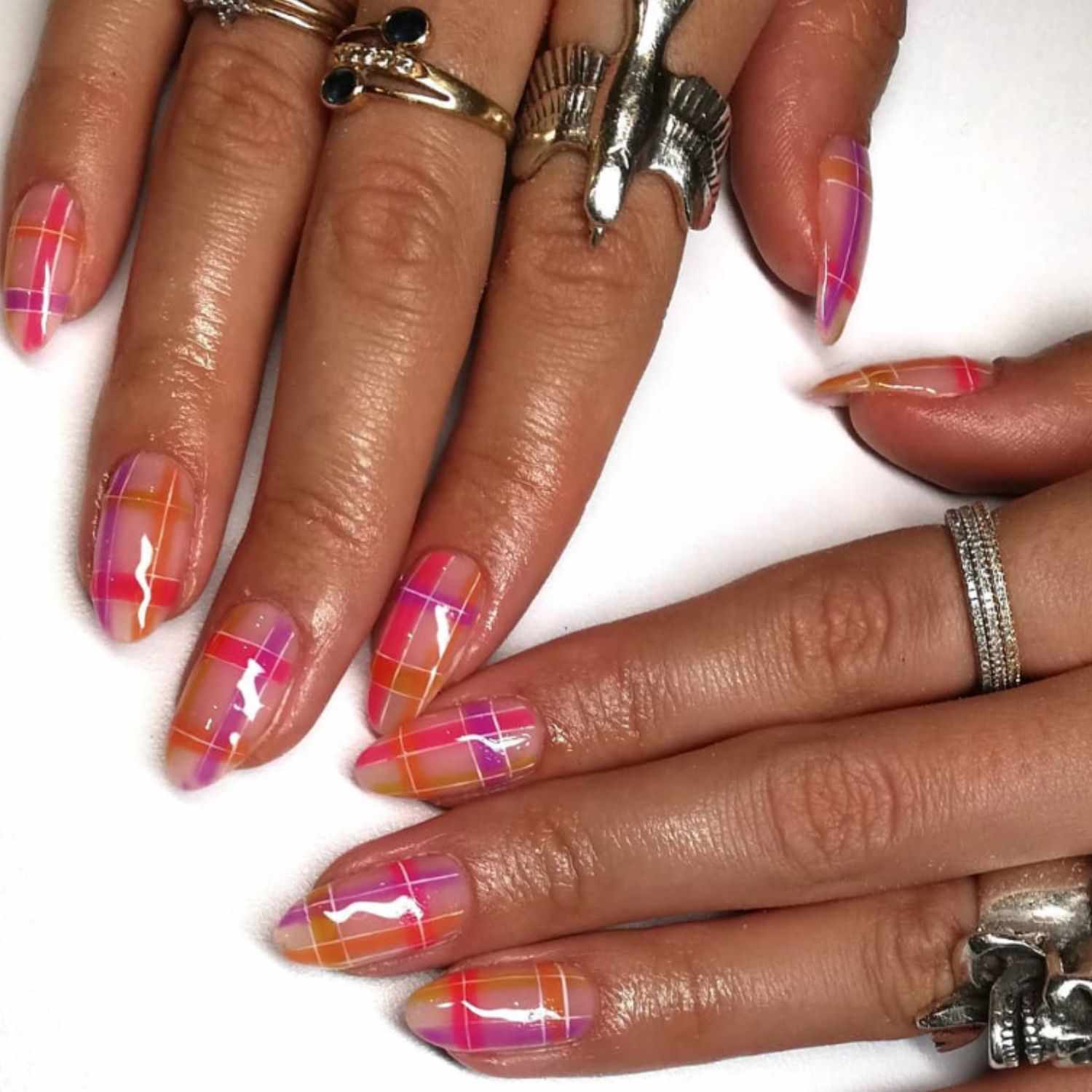 亮粉色、紫色和橙色的格纹指甲