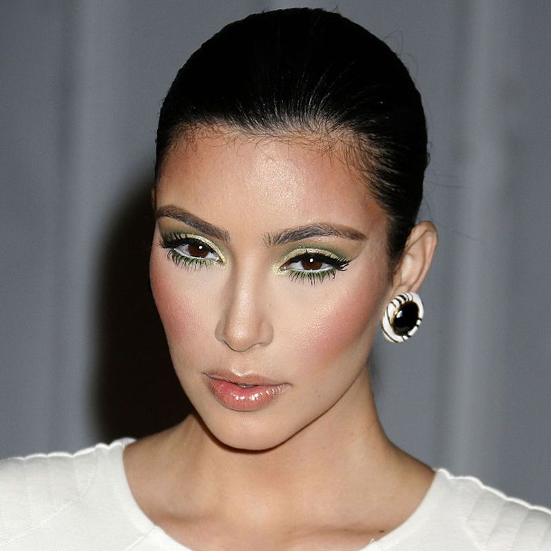 金·卡戴珊妆容与绿色和金色眼影在2009年