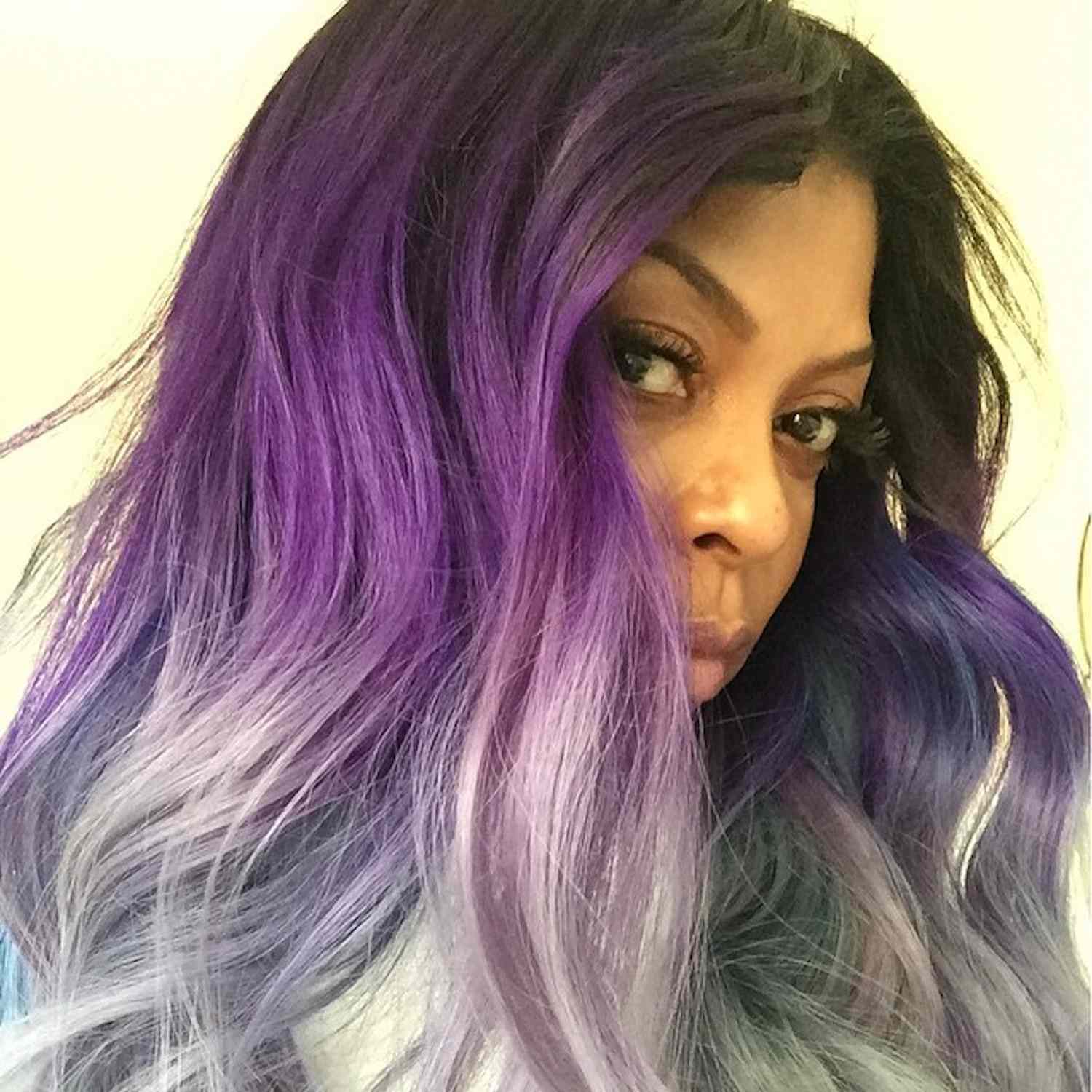 Taraji p Henson戴着紫色的影子发型与自然黑根