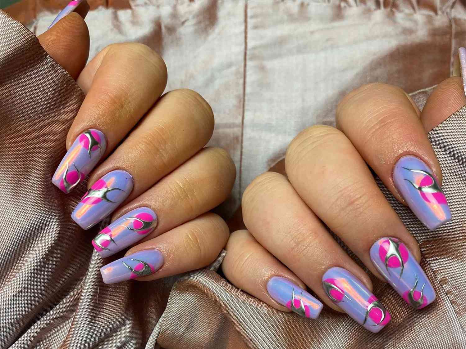 粉红色和紫色指甲的设计