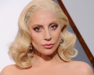 Lady Gaga在红毯上